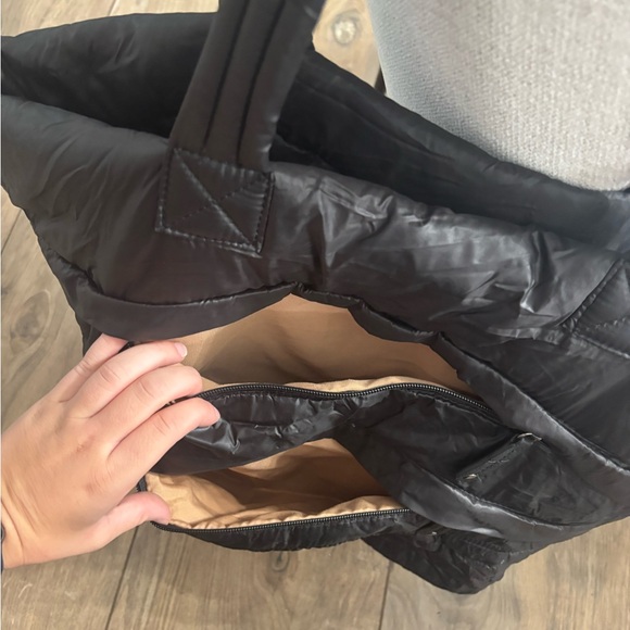 Black puffer tote bag with plenty of zippers sr2 - Picture 9 of 12
